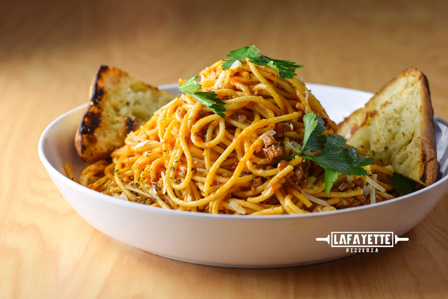 Spaghetti bolognaise et pain à l’ail