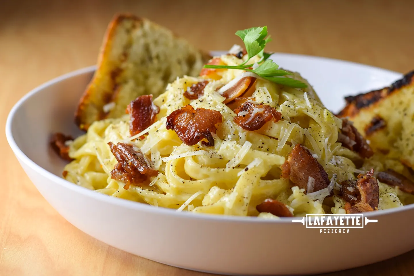 Fettuccine carbonara au bacon et pain à l’ail
