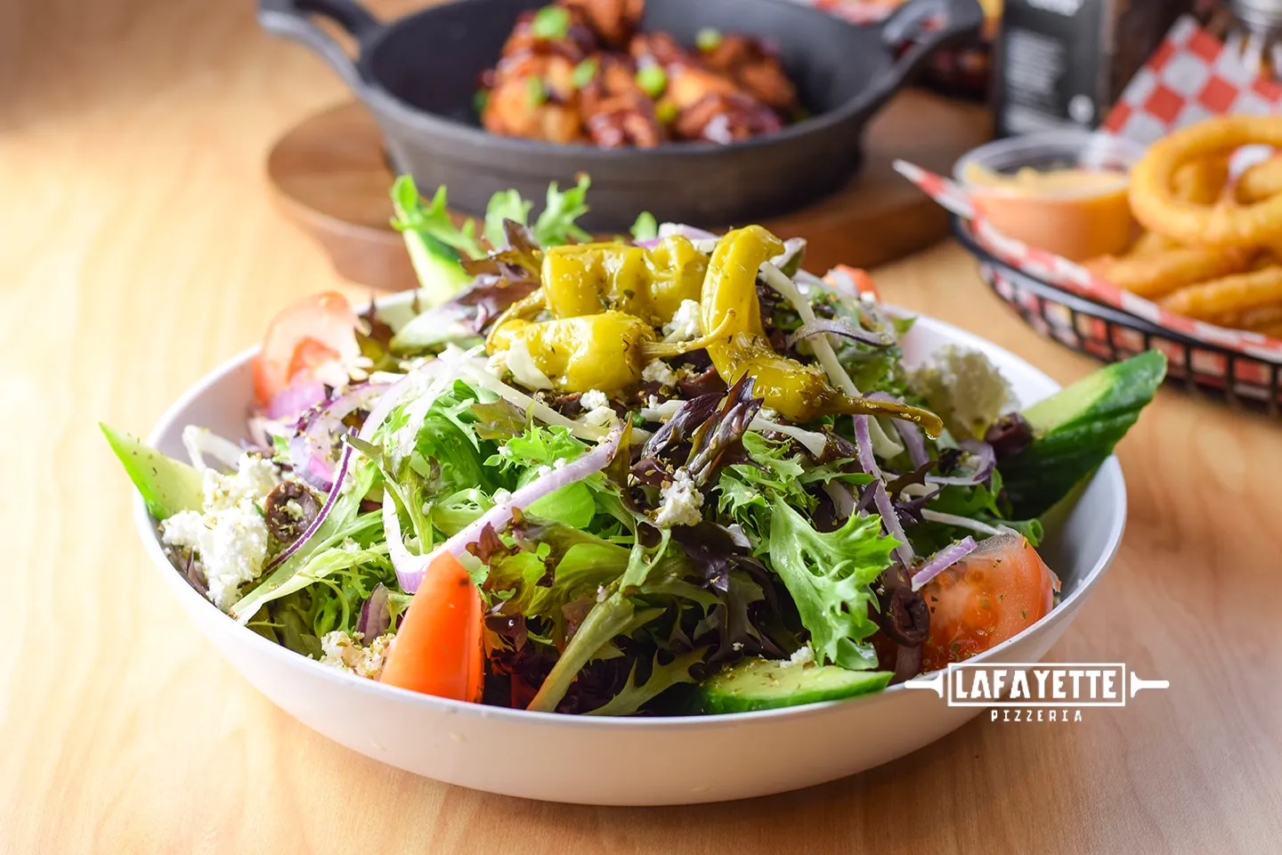 Salade grecque avec feta et piments bananes