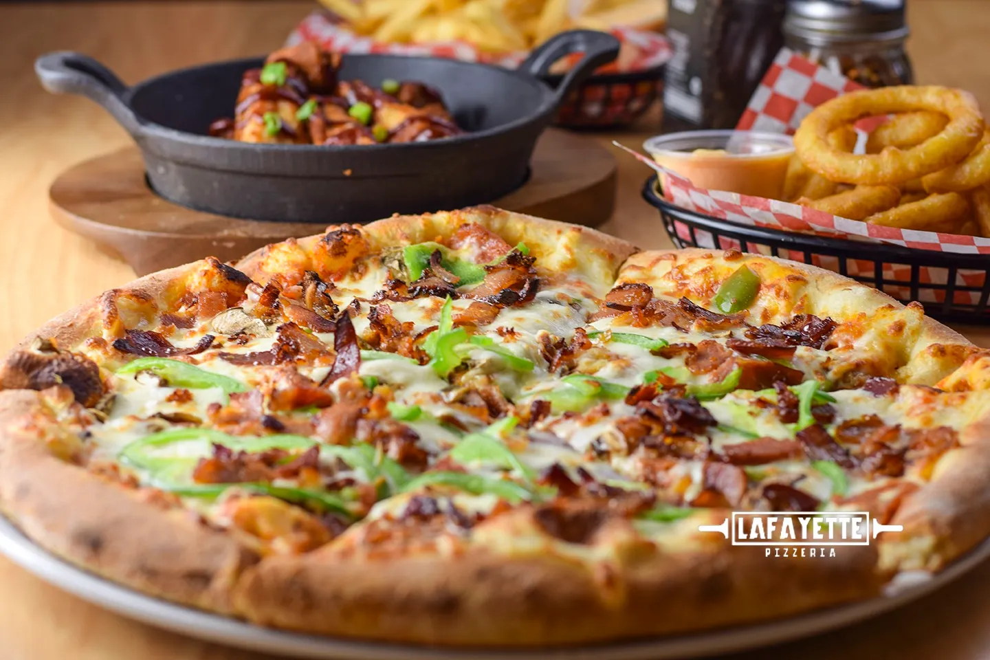 Pizza Lafayette garnie de bacon et de poivrons verts