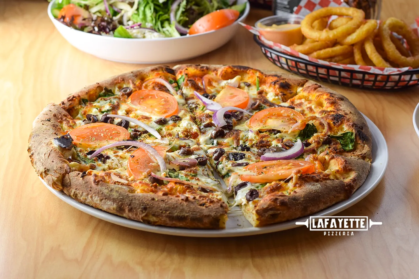 Pizza méditerranéenne aux tomates fraîches et oignons rouges