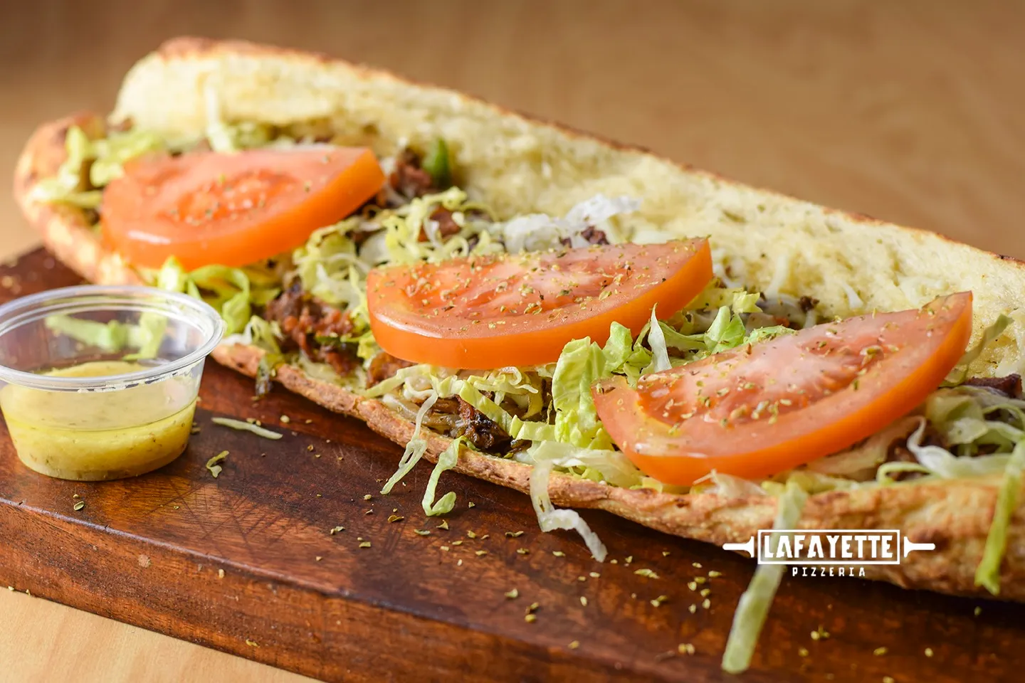 Sous-marin garni de tomates et de laitue