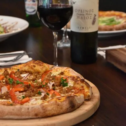 Pizza et verre de vin
